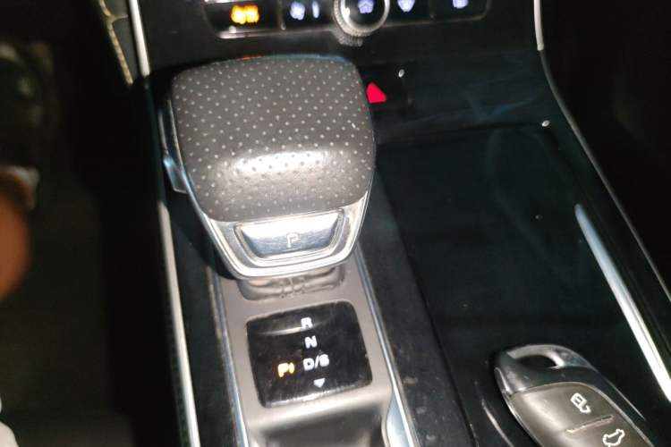 Used Roewe i6 MAX 2020 300TGI Automatic "Swell Cool Smart Drive" Edition Gear Lever