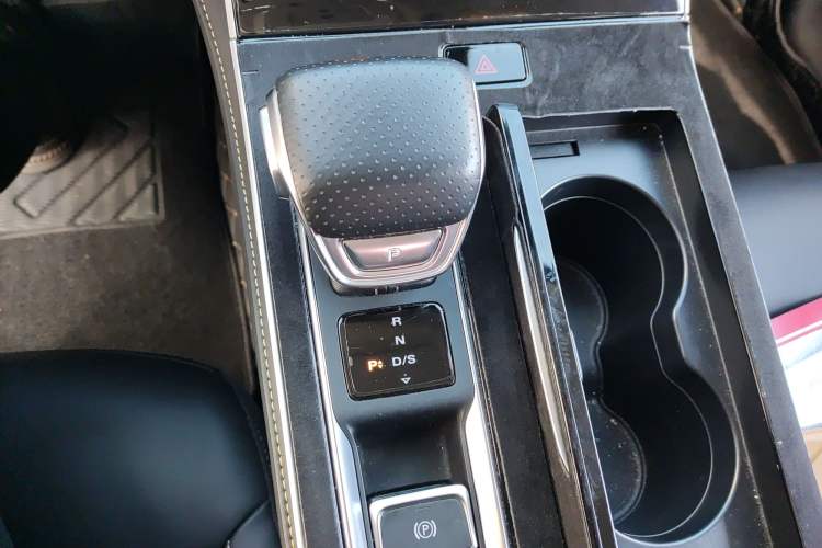 Used Roewe i6 MAX 2020 300TGI Automatic "Swell Cool Smart Drive" Edition Gear Lever