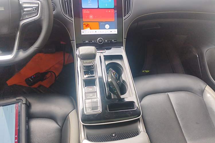 Used Roewe i6 MAX 2020 300TGI Automatic Supreme Edition with Cool Sunroof and Advanced Driving Features Gear Lever