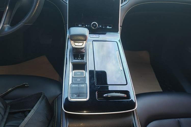 Used Roewe i6 MAX 2020 300TGI Automatic "Swell Cool Smart Drive" Edition Gear Lever