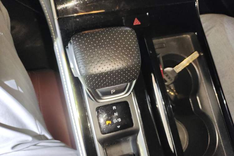 Used Roewe i6 MAX 2020 300TGI Automatic Sporty Cool Edition Gear Lever
