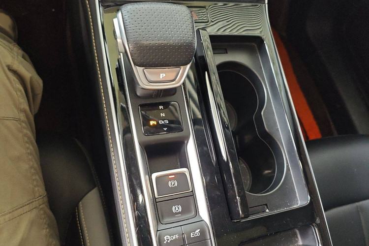 Used Roewe i6 MAX 2020 300TGI Automatic Cool & Stylish Skyroof Edition Gear Lever