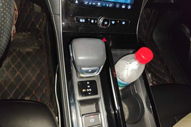 Used Roewe i6 MAX 2020 300TGI Automatic Supreme Edition with Cool Sunroof and Advanced Driving Features Gear Lever