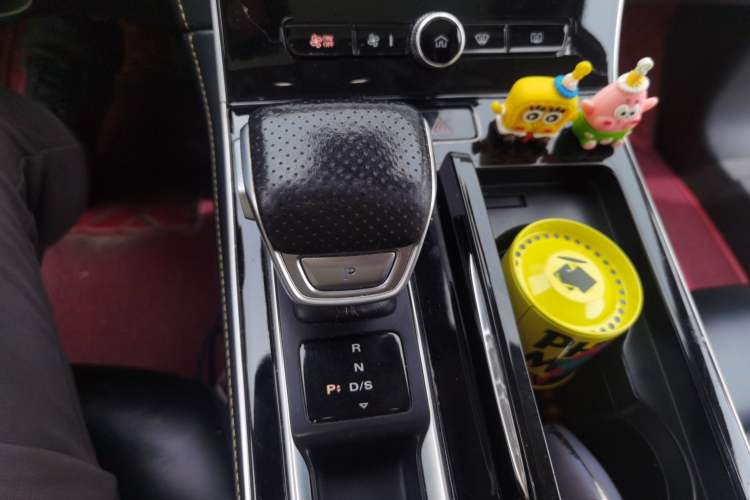 Used Roewe i6 MAX 2020 300TGI Automatic Supreme Edition with Cool Sunroof and Advanced Driving Features Gear Lever