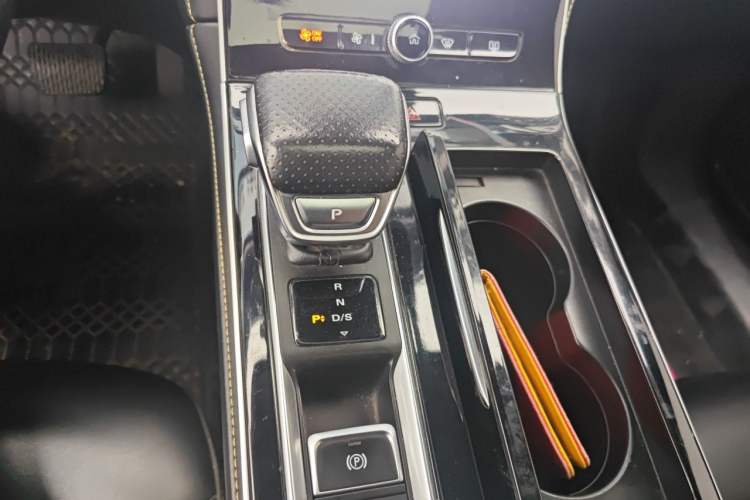 Used Roewe i6 MAX 2020 300TGI Automatic "Swell Cool Smart Drive" Edition Gear Lever