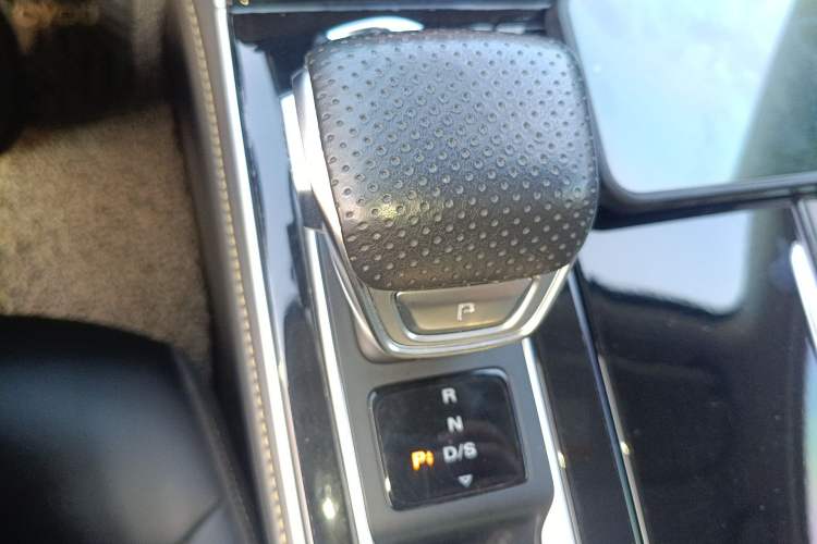 Used Roewe i6 MAX 2020 300TGI Automatic "Swell Cool Smart Drive" Edition Gear Lever