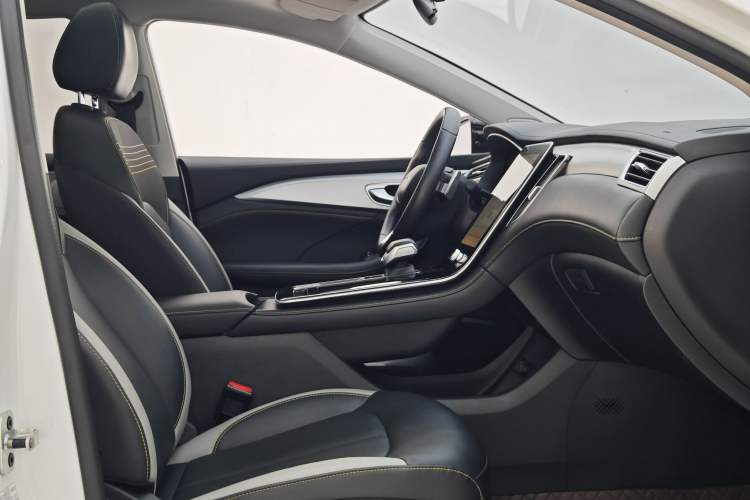 Used Roewe i6 MAX 2020 300TGI Automatic Cool & Stylish Skyroof Edition Interior 1