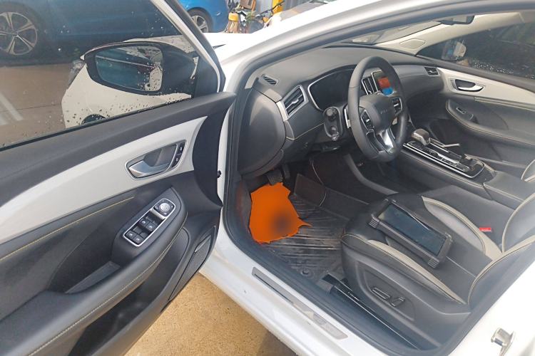 Used Roewe i6 MAX 2020 300TGI Automatic Supreme Edition with Cool Sunroof and Advanced Driving Features Interior 3