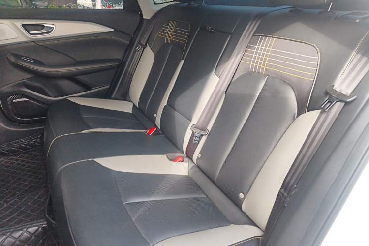 Used Roewe i6 MAX 2020 300TGI Automatic Supreme Edition with Cool Sunroof and Advanced Driving Features Interior 4
