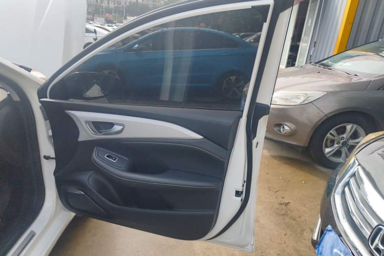 Used Roewe i6 MAX 2020 300TGI Automatic Supreme Edition with Cool Sunroof and Advanced Driving Features Interior 5