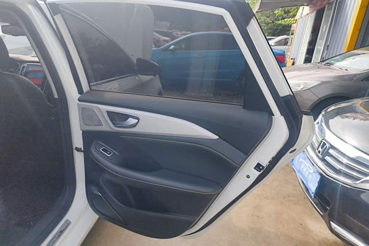 Used Roewe i6 MAX 2020 300TGI Automatic Supreme Edition with Cool Sunroof and Advanced Driving Features Interior 6