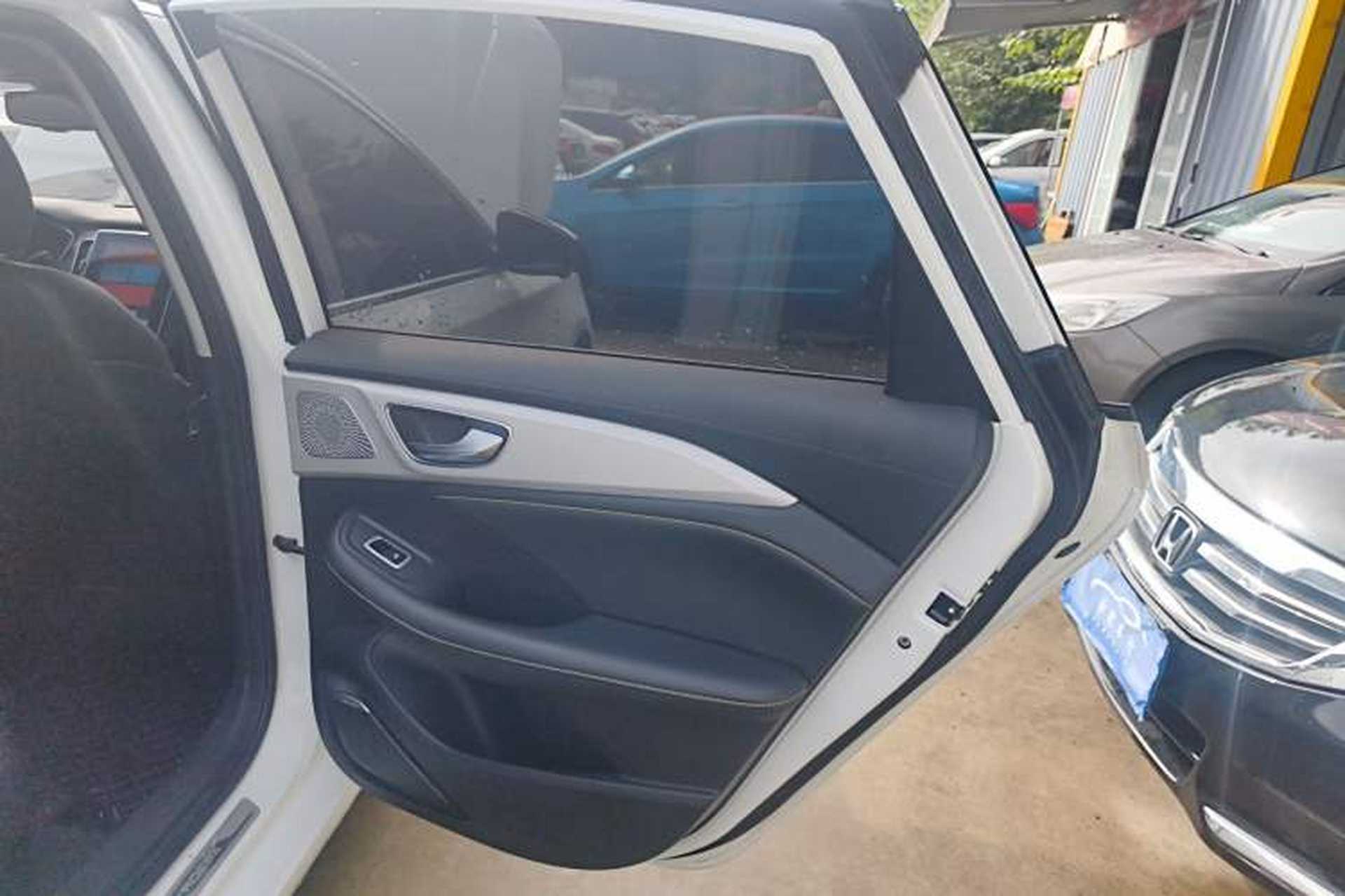 Used Roewe i6 MAX 2020 300TGI Automatic Supreme Edition with Cool Sunroof and Advanced Driving Features Interior 6
