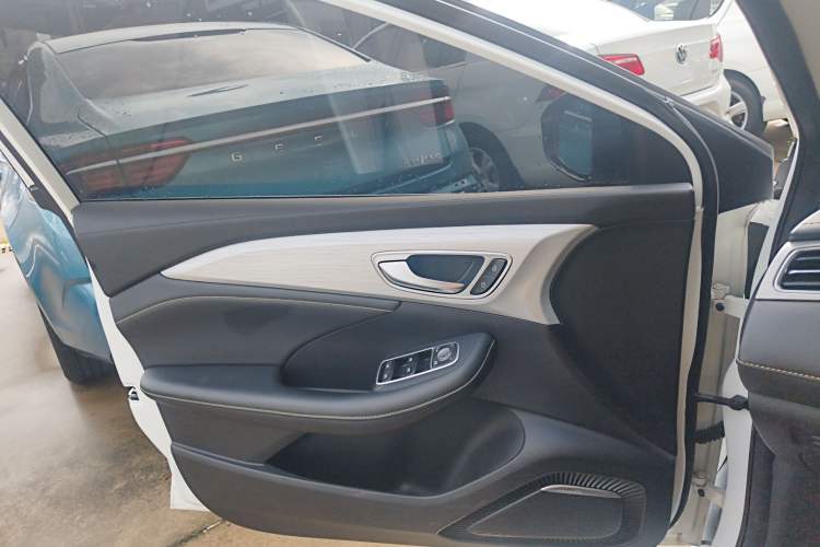Used Roewe i6 MAX 2020 300TGI Automatic Supreme Edition with Cool Sunroof and Advanced Driving Features Interior 7