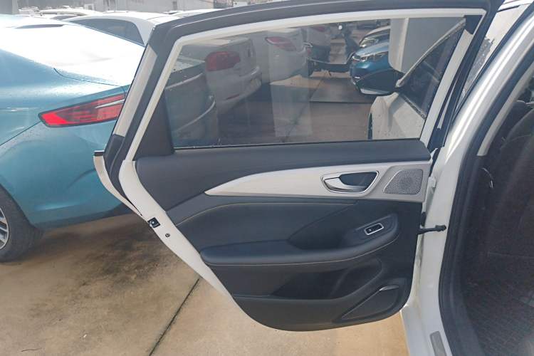Used Roewe i6 MAX 2020 300TGI Automatic Supreme Edition with Cool Sunroof and Advanced Driving Features Interior 8