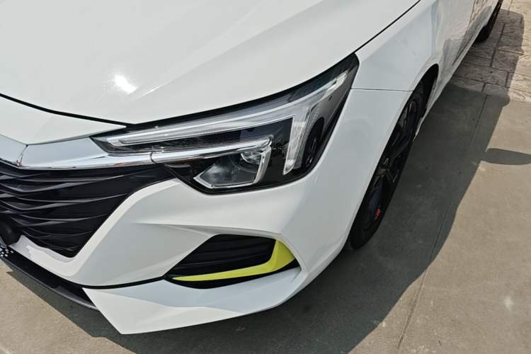 Used Roewe i6 MAX 2020 300TGI Automatic Supreme Edition with Cool Sunroof and Advanced Driving Features Left Front Headlight