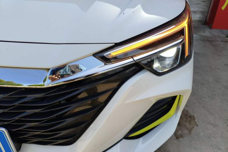 Used Roewe i6 MAX 2020 300TGI Automatic Cool & Stylish Skyroof Edition Left Front Headlight