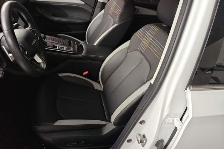 Used Roewe i6 MAX 2020 300TGI Automatic Supreme Edition with Cool Sunroof and Advanced Driving Features Left Front Seat