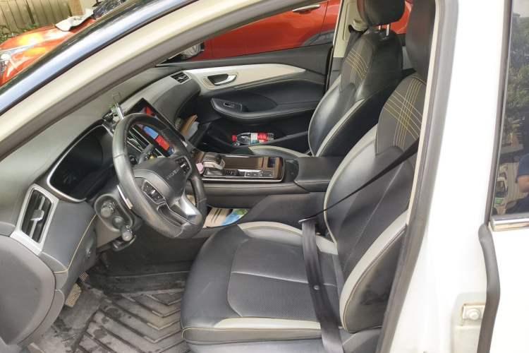 Used Roewe i6 MAX 2020 300TGI Automatic Supreme Edition with Cool Sunroof and Advanced Driving Features Left Front Seat