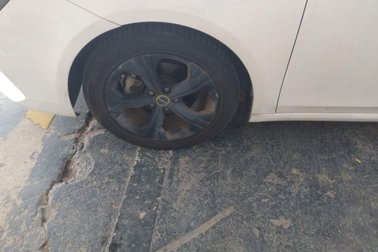 Used Roewe i6 MAX 2020 300TGI Automatic "Swell Cool Smart Drive" Edition Left Front Wheel Hub