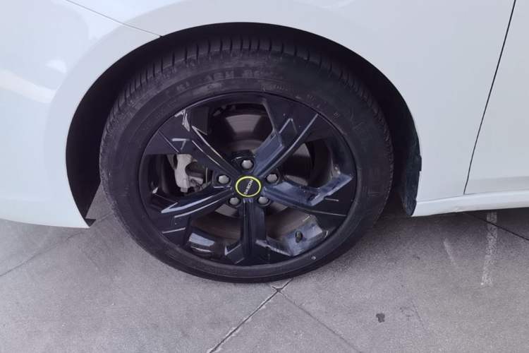 Used Roewe i6 MAX 2020 300TGI Automatic Cool & Stylish Skyroof Edition Left Front Wheel Hub