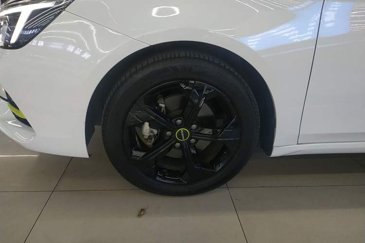 Used Roewe i6 MAX 2020 300TGI Automatic "Swell Cool Smart Drive" Edition Left Front Wheel Hub