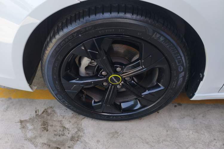 Used Roewe i6 MAX 2020 300TGI Automatic Cool & Stylish Skyroof Edition Left Front Wheel Hub