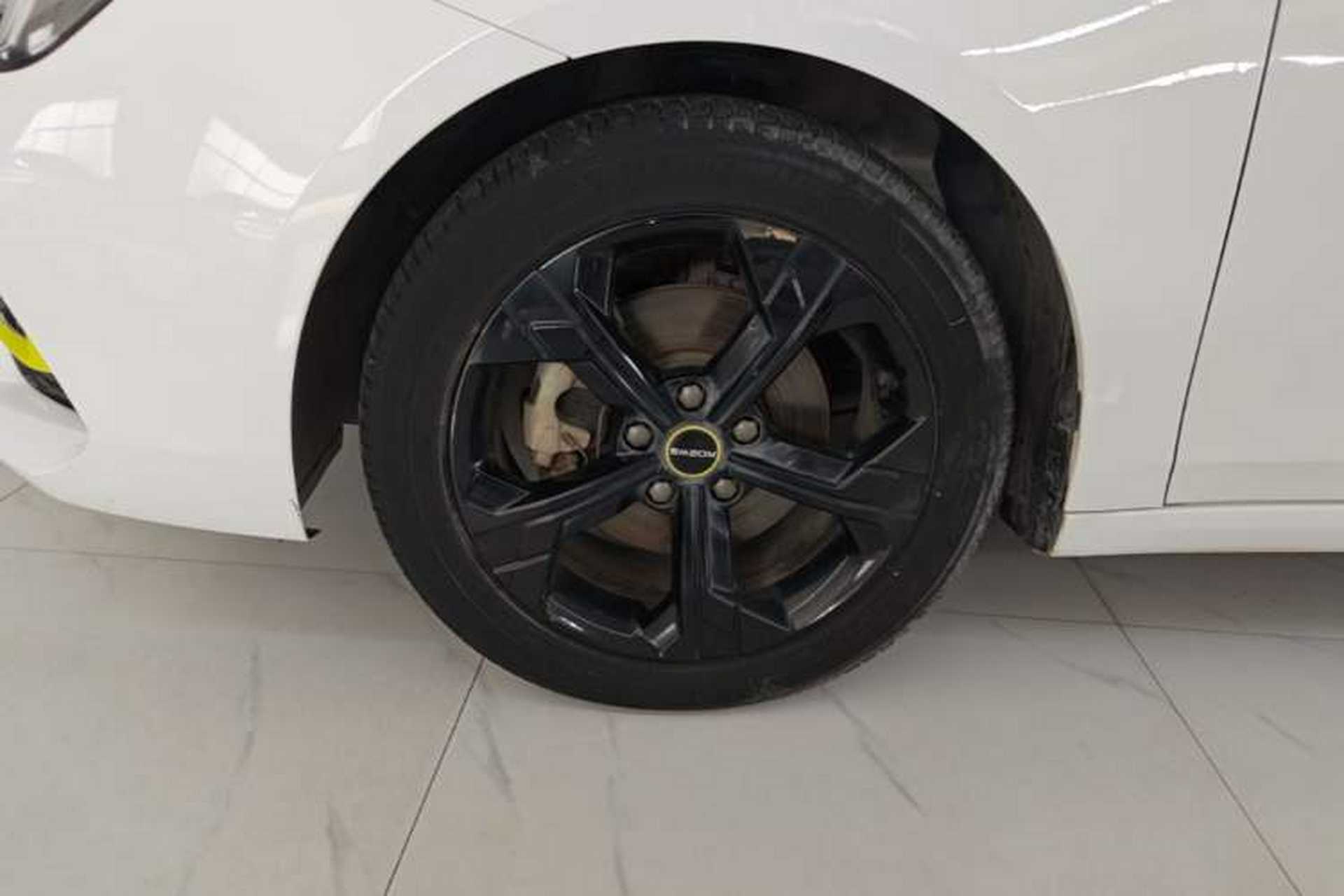 Used Roewe i6 MAX 2020 300TGI Automatic Supreme Edition with Cool Sunroof and Advanced Driving Features Left Front Wheel Hub