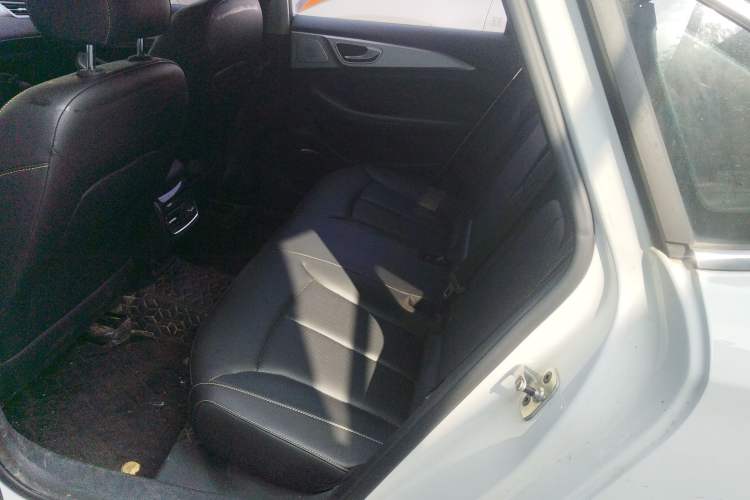 Used Roewe i6 MAX 2020 300TGI Automatic "Swell Cool Smart Drive" Edition Left Rear Seat