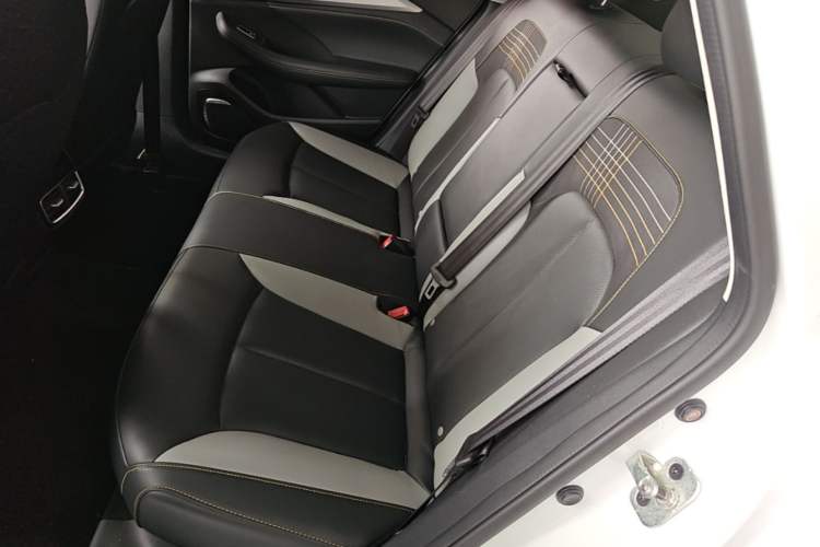 Used Roewe i6 MAX 2020 300TGI Automatic Supreme Edition with Cool Sunroof and Advanced Driving Features Left Rear Seat