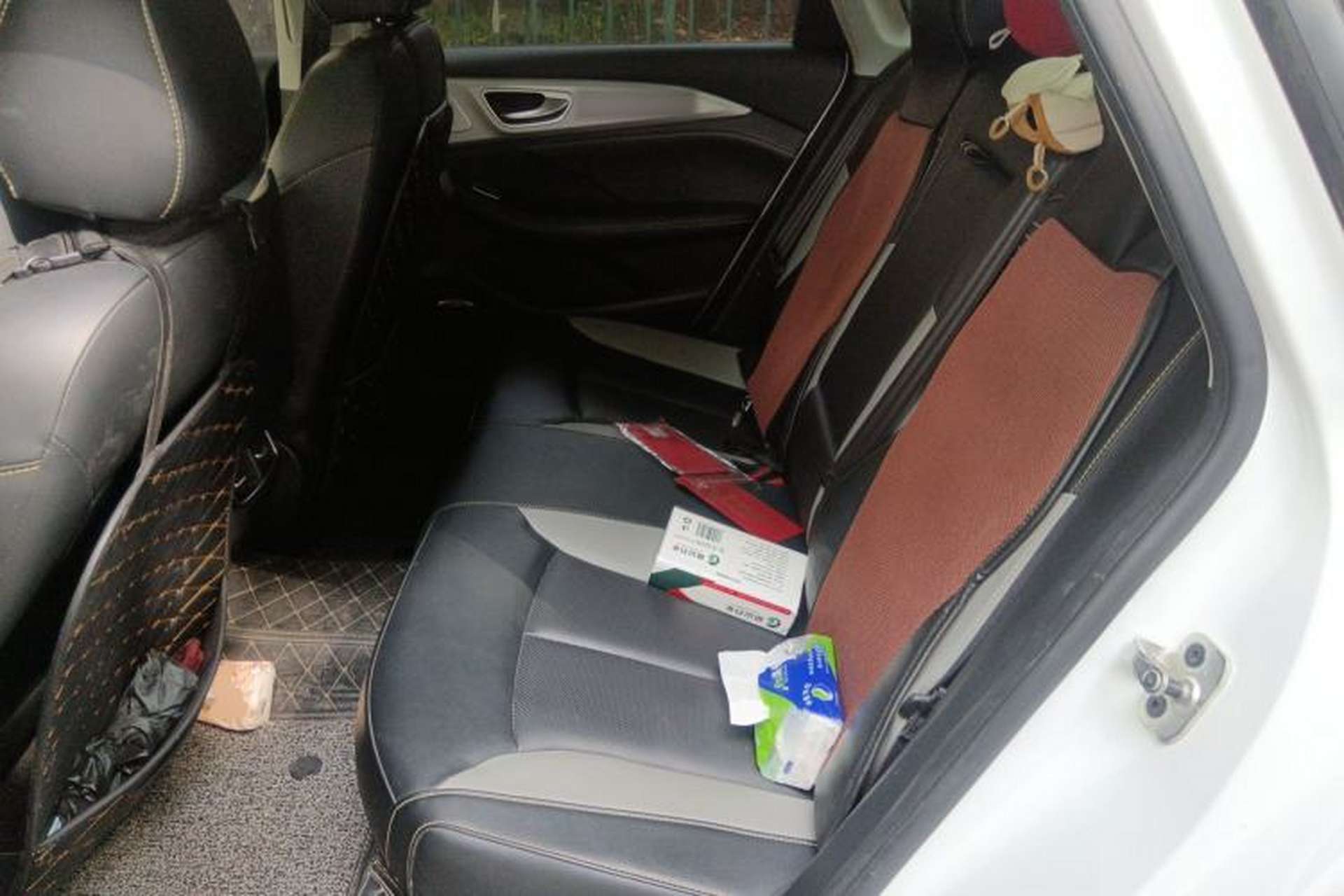 Used Roewe i6 MAX 2020 300TGI Automatic Supreme Edition with Cool Sunroof and Advanced Driving Features Left Rear Seat