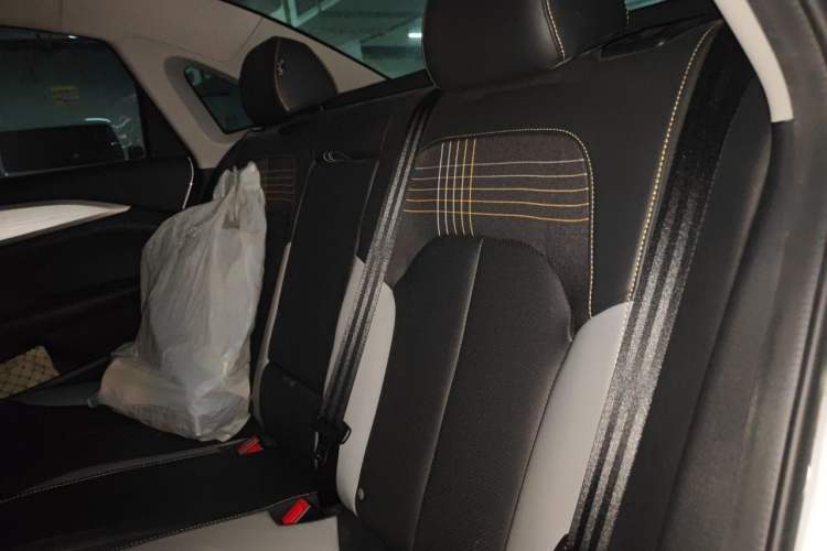 Used Roewe i6 MAX 2020 300TGI Automatic Supreme Edition with Cool Sunroof and Advanced Driving Features Left Rear Seat