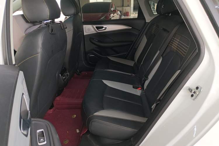 Used Roewe i6 MAX 2020 300TGI Automatic Supreme Edition with Cool Sunroof and Advanced Driving Features Left Rear Seat