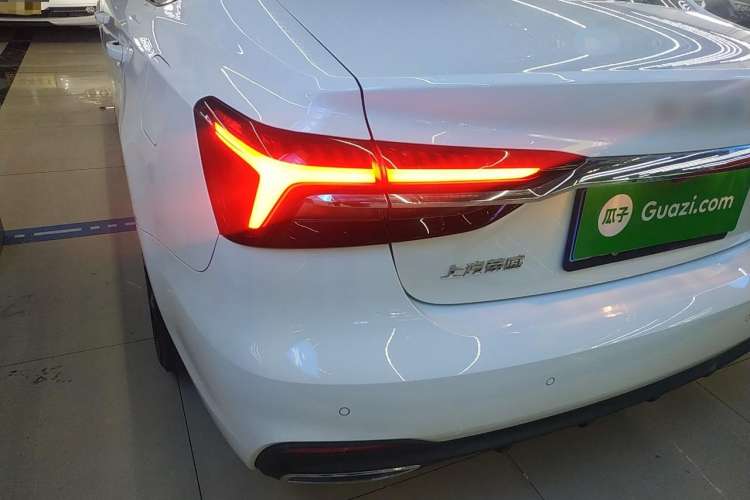 Used Roewe i6 MAX 2020 300TGI Automatic "Swell Cool Smart Drive" Edition Left Rear Taillight