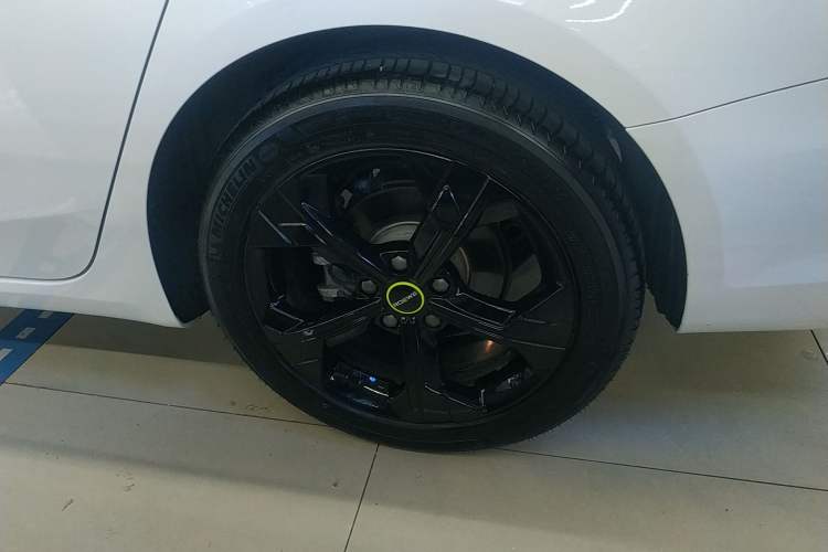 Used Roewe i6 MAX 2020 300TGI Automatic "Swell Cool Smart Drive" Edition Left Rear Wheel Hub