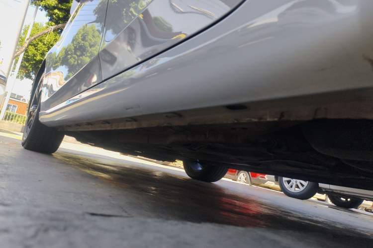 Used Roewe i6 MAX 2020 300TGI Automatic Cool & Stylish Skyroof Edition Left Side Sill