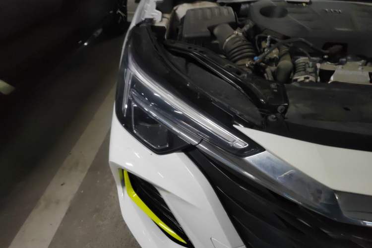 Used Roewe i6 MAX 2020 300TGI Automatic "Swell Cool Smart Drive" Edition Right Front Headlight