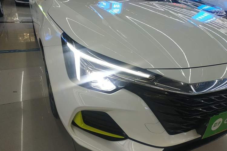 Used Roewe i6 MAX 2020 300TGI Automatic "Swell Cool Smart Drive" Edition Right Front Headlight