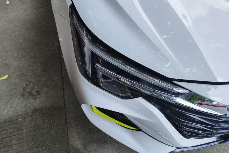 Used Roewe i6 MAX 2020 300TGI Automatic Supreme Edition with Cool Sunroof and Advanced Driving Features Right Front Headlight