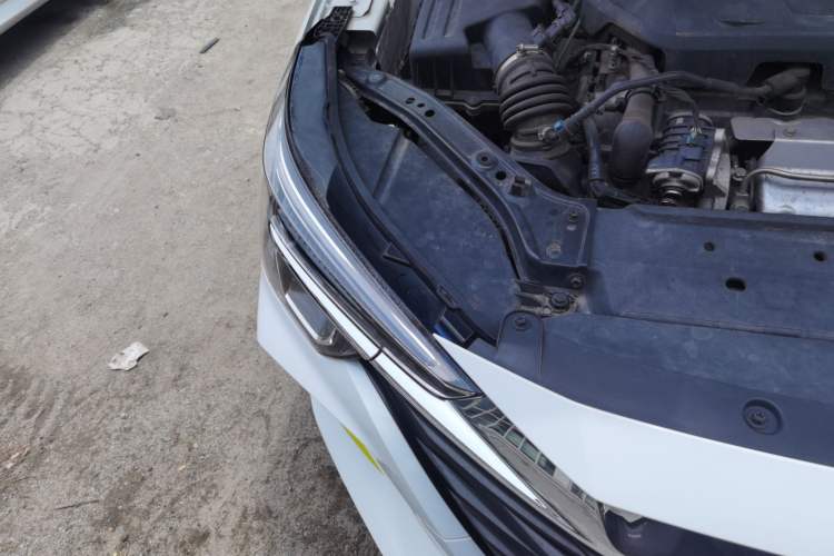 Used Roewe i6 MAX 2020 300TGI Automatic Supreme Edition with Cool Sunroof and Advanced Driving Features Right Front Headlight