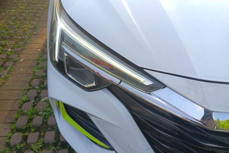 Used Roewe i6 MAX 2020 300TGI Automatic "Swell Cool Smart Drive" Edition Right Front Headlight