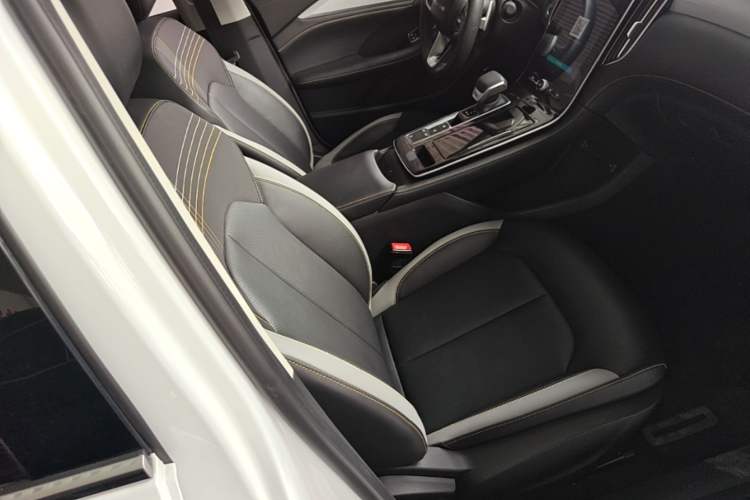 Used Roewe i6 MAX 2020 300TGI Automatic Supreme Edition with Cool Sunroof and Advanced Driving Features Right Front Seat