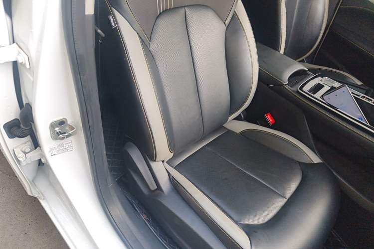 Used Roewe i6 MAX 2020 300TGI Automatic Supreme Edition with Cool Sunroof and Advanced Driving Features Right Front Seat