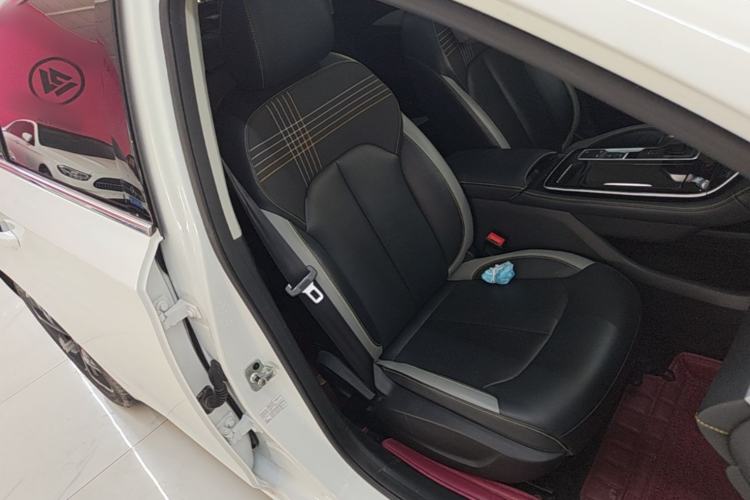 Used Roewe i6 MAX 2020 300TGI Automatic Supreme Edition with Cool Sunroof and Advanced Driving Features Right Front Seat