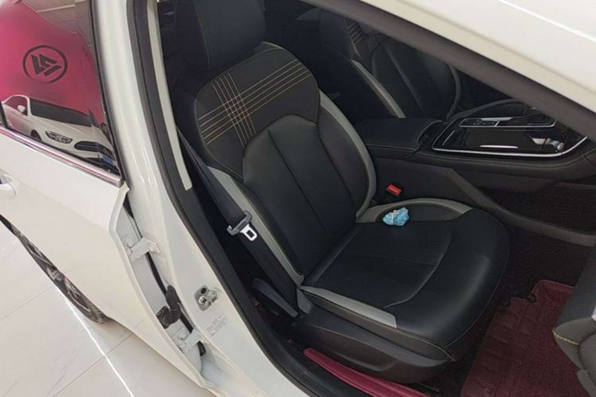 Used Roewe i6 MAX 2020 300TGI Automatic Supreme Edition with Cool Sunroof and Advanced Driving Features Right Front Seat