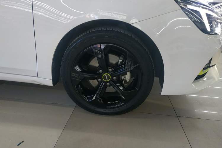 Used Roewe i6 MAX 2020 300TGI Automatic "Swell Cool Smart Drive" Edition Right Front Wheel Hub