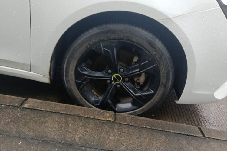 Used Roewe i6 MAX 2020 300TGI Automatic Sporty Cool Edition Right Front Wheel Hub
