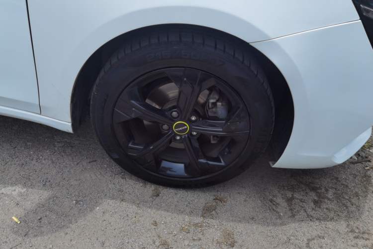 Used Roewe i6 MAX 2020 300TGI Automatic Supreme Edition with Cool Sunroof and Advanced Driving Features Right Front Wheel Hub