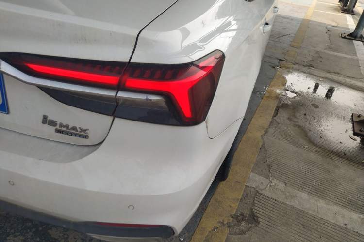 Used Roewe i6 MAX 2020 300TGI Automatic "Swell Cool Smart Drive" Edition Right Rear Taillight