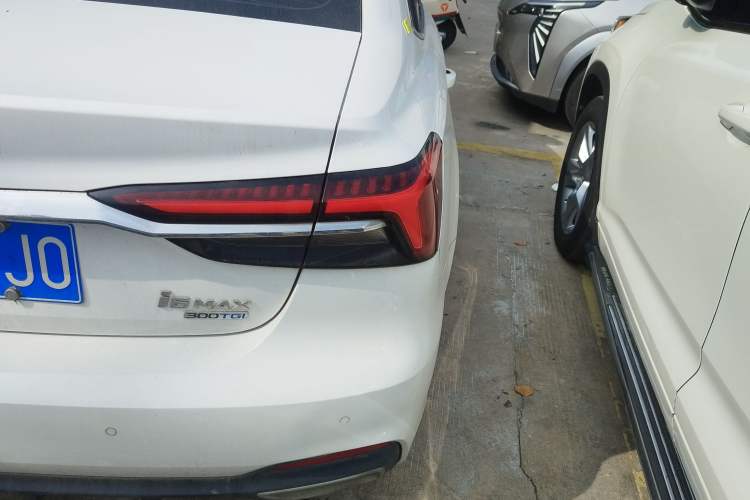 Used Roewe i6 MAX 2020 300TGI Automatic "Swell Cool Smart Drive" Edition Right Rear Taillight