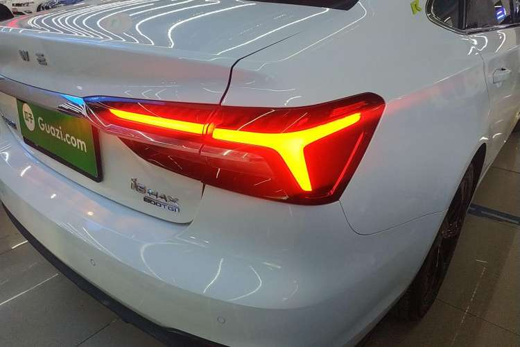 Used Roewe i6 MAX 2020 300TGI Automatic "Swell Cool Smart Drive" Edition Right Rear Taillight